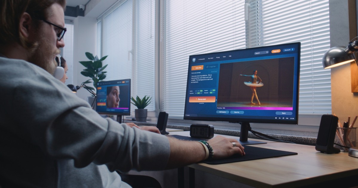 パソコンに向かって作業をする人